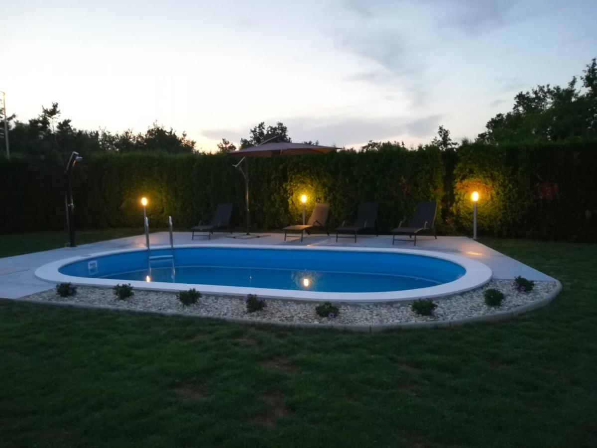 Holiday Home Maria Пазин Екстериор снимка